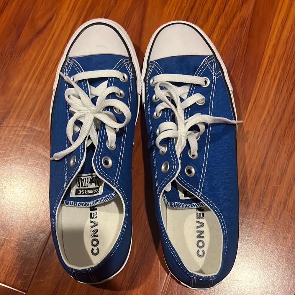 Men converse chuck taylor. Beautiful blue color shoes in men size 7.5. 26cm